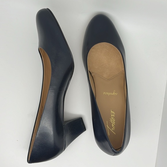 Trotters Leather Classic Slip On Pumps Dark Blue Kitten Heels Size 9.5 - NEW - Picture 1 of 11